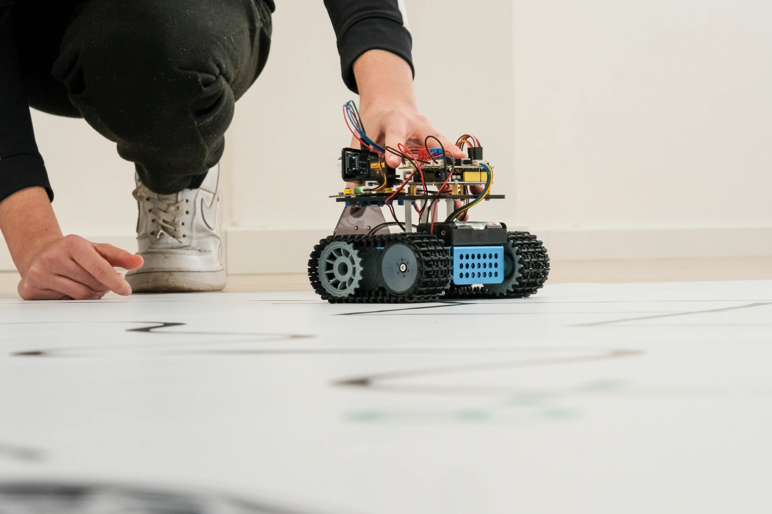 alumno-colocando-robot-oruga-en-pista-siguelineas