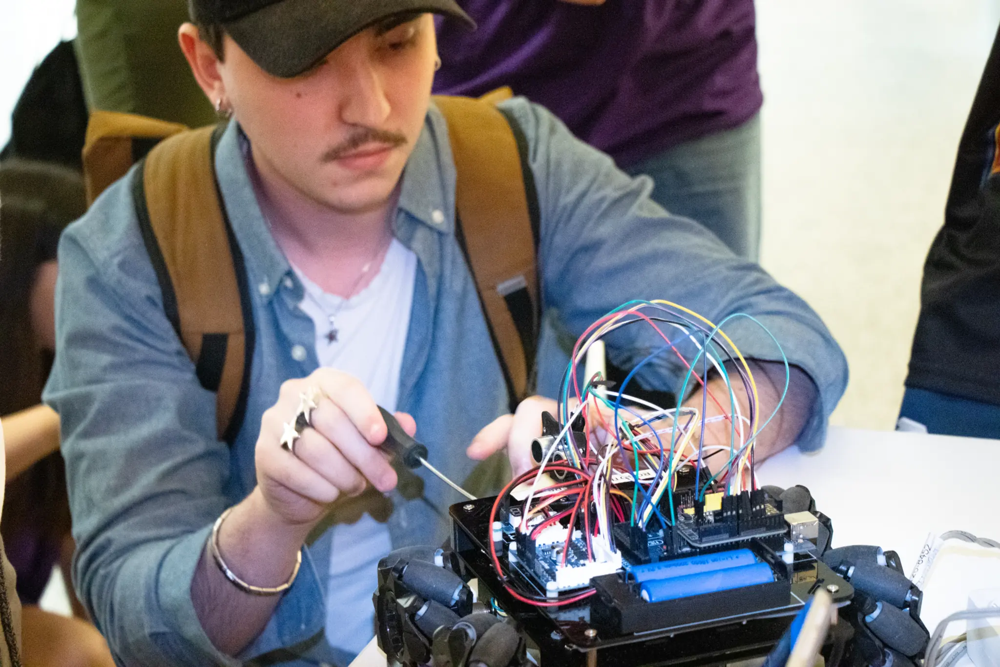alumno-montando-robot-con-destornillador