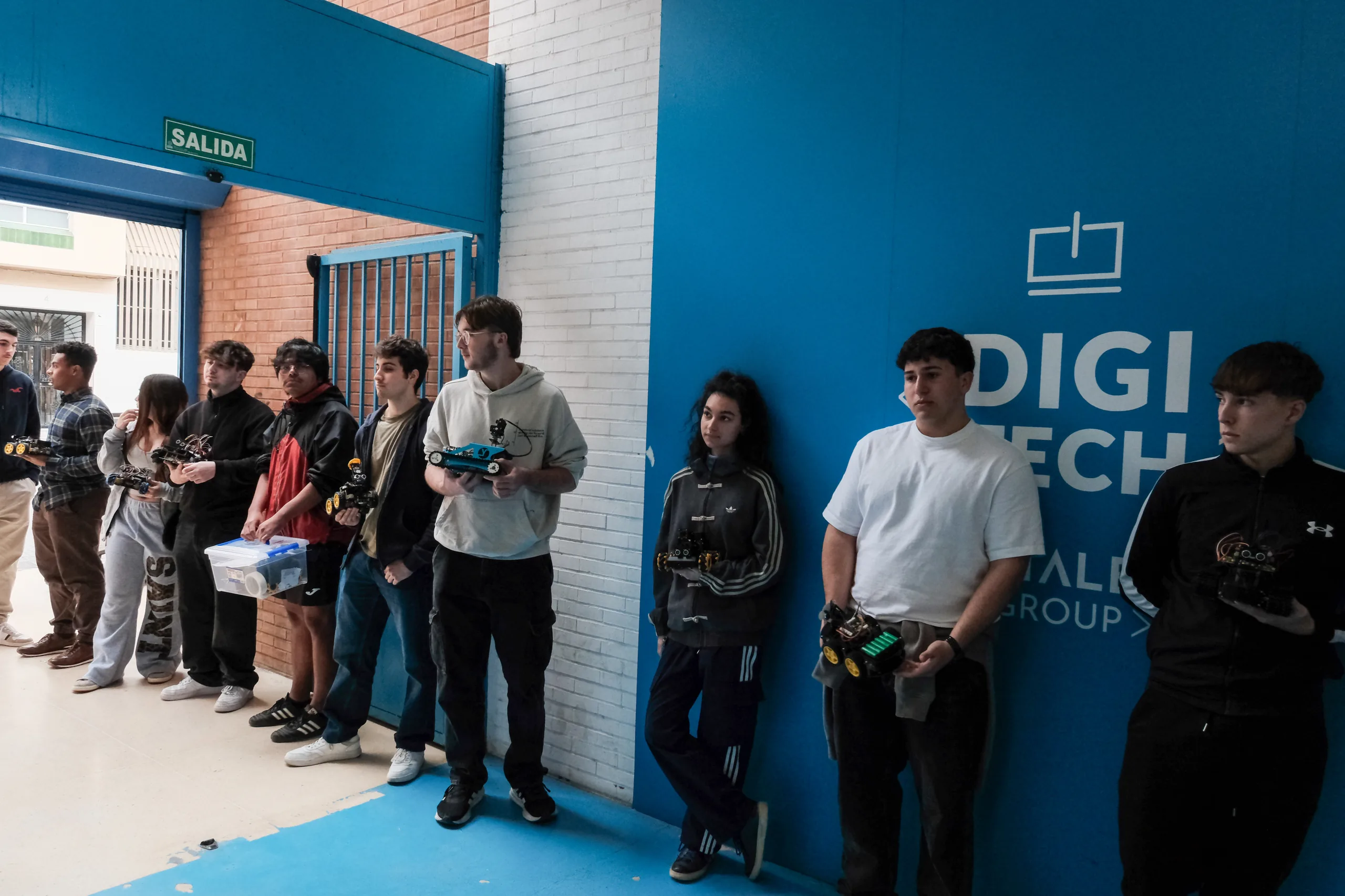 alumnos-en-fila-con-robots-entrada-digitech