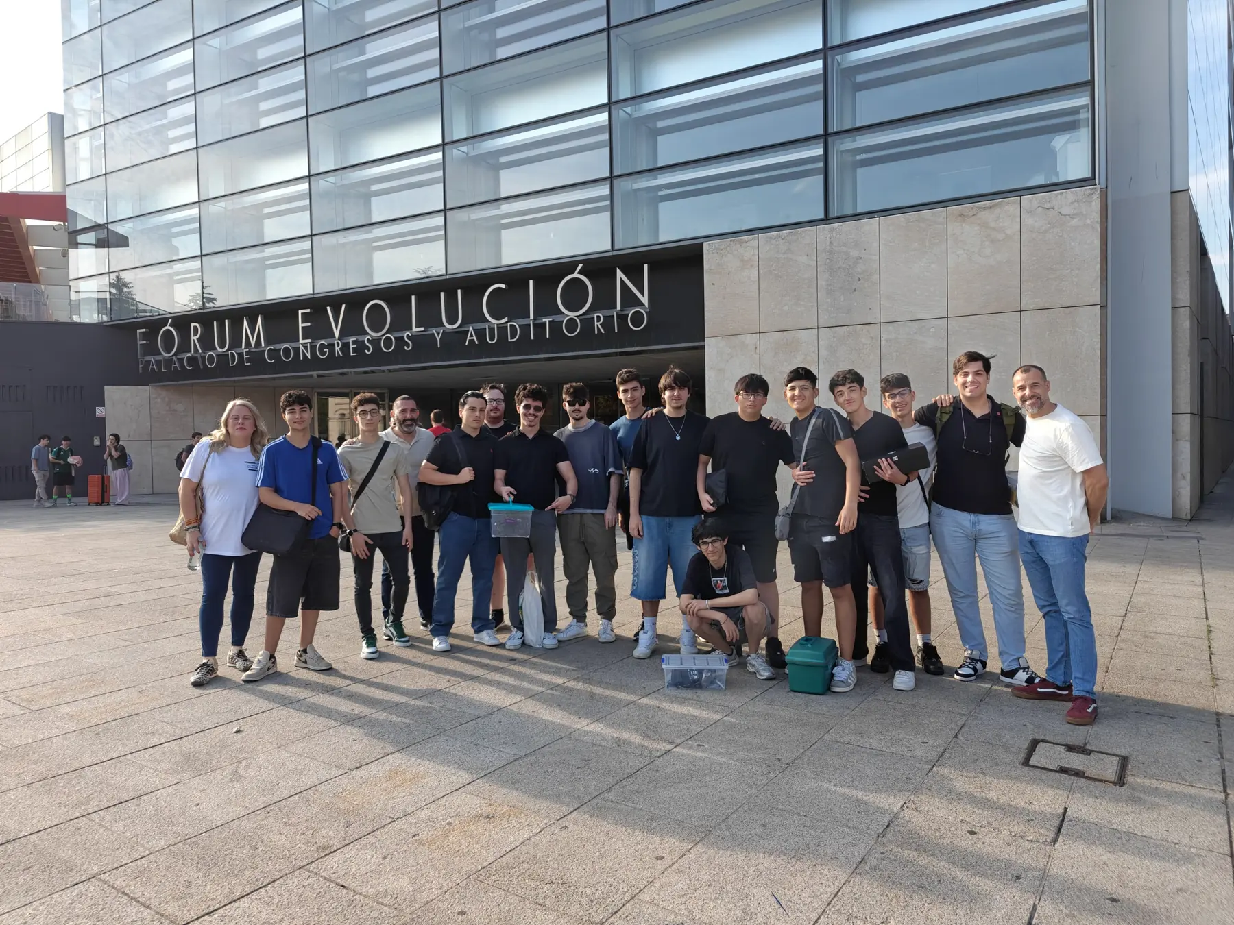 grupo-alumnos-fachada-forum-evolucion-burgos