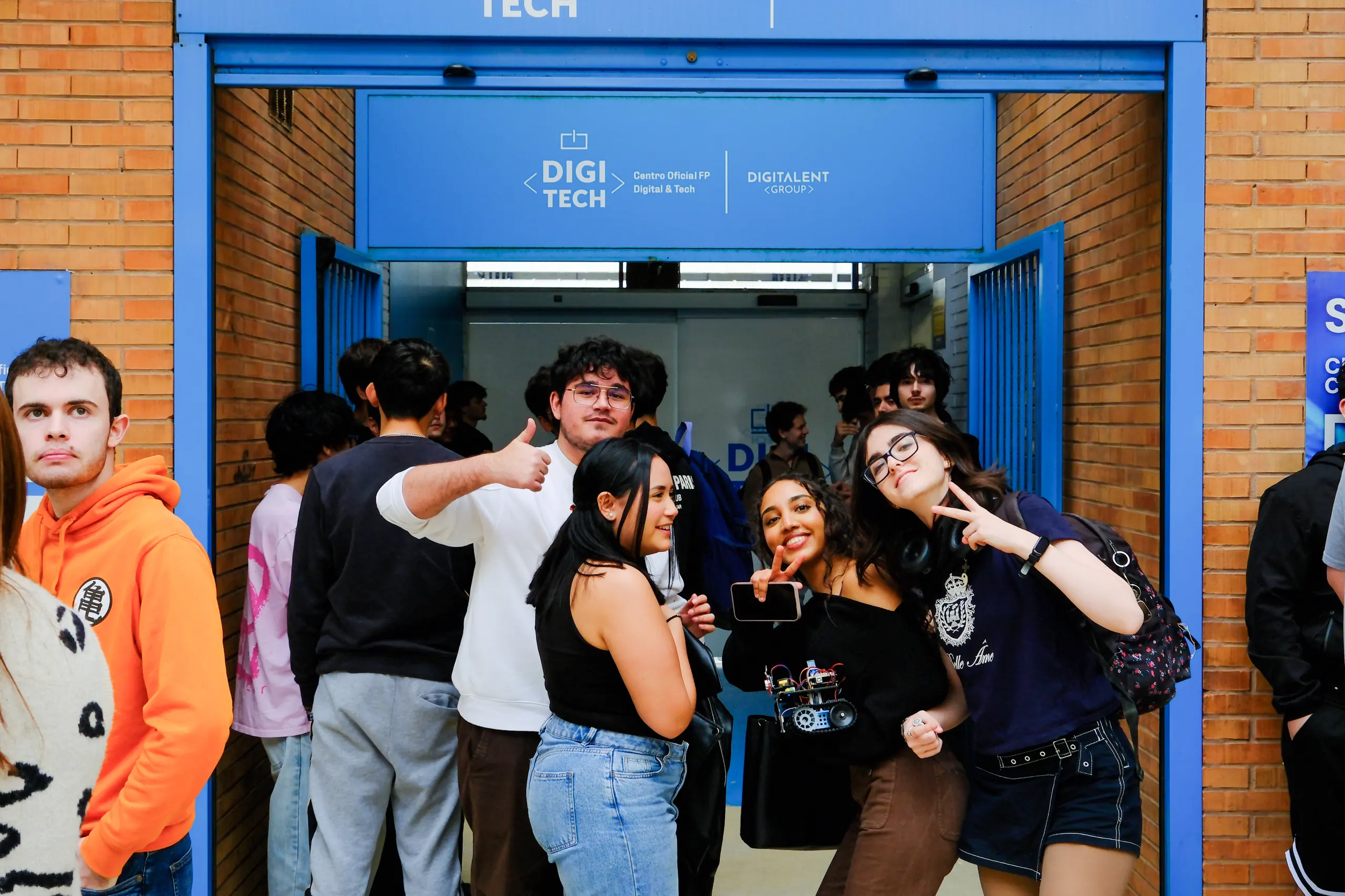 grupo-alumnos-posando-entrada-digitech