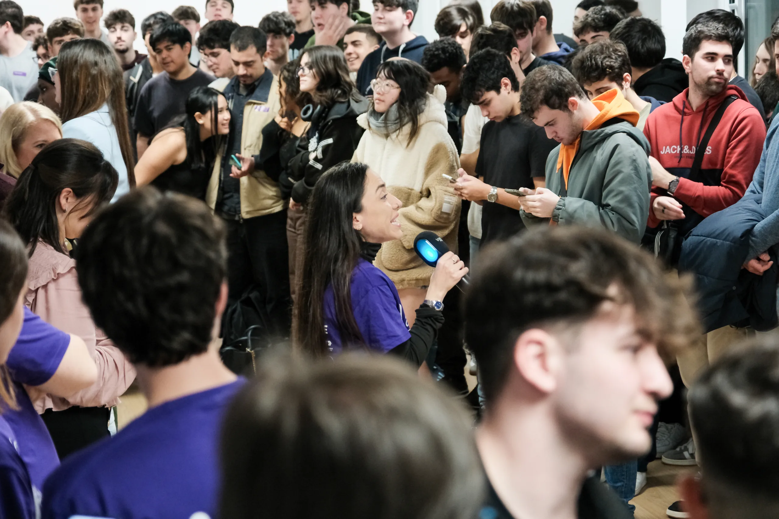 presentadora-con-megafono-entre-alumnos