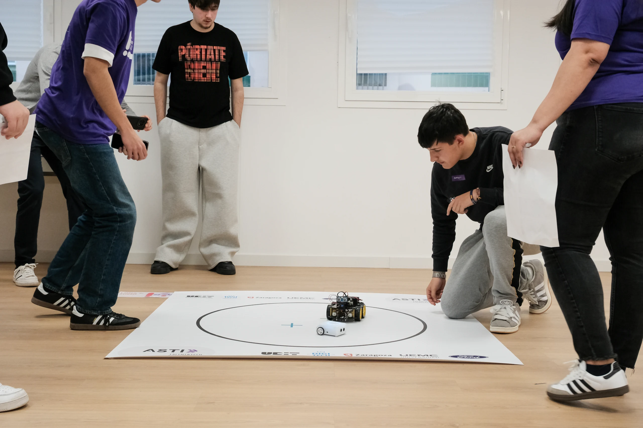 prueba-de-robot-en-tapete-circular-aula