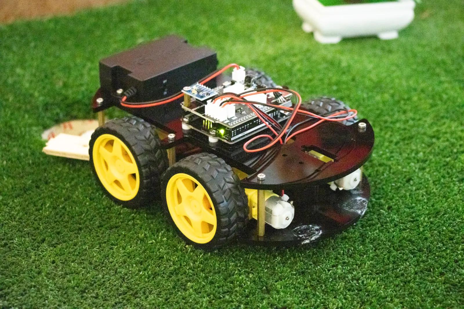 robot-arduino-4-ruedas-amarillas-sobre-cesped