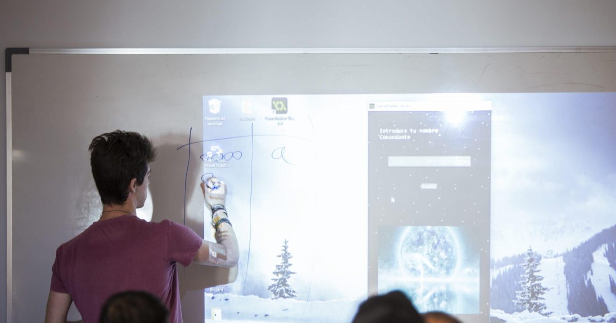 W99B2792_red-scaled-1